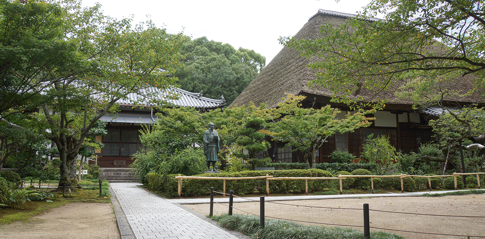 円通寺・良寛像